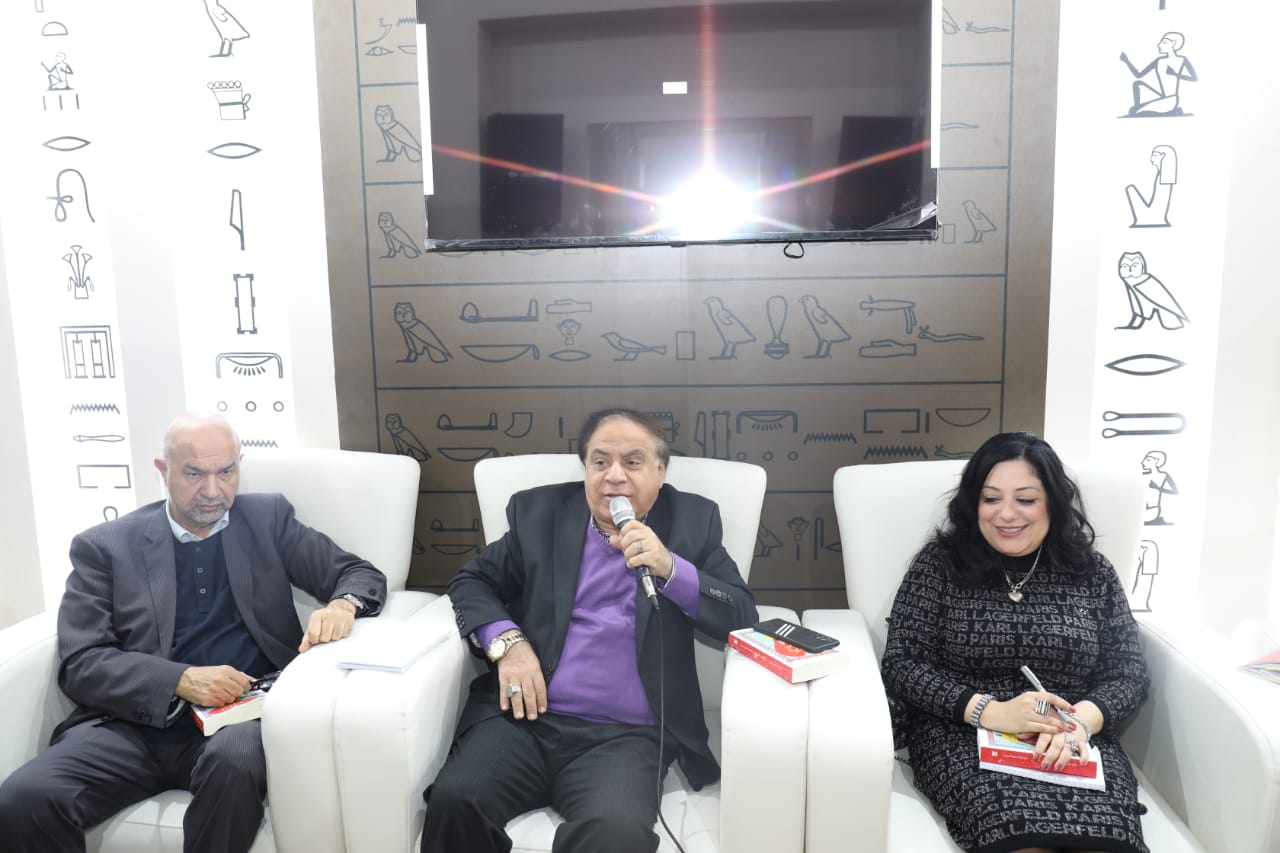 قاعة العرض بمعرض الكتب تناقش 