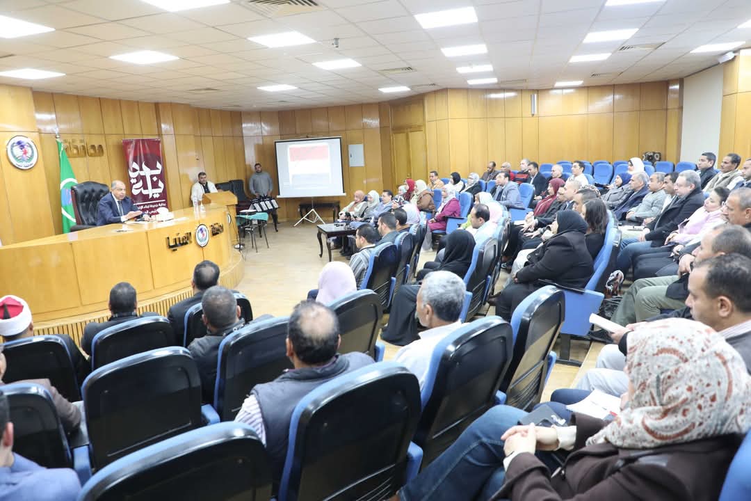محافظ المنيا يكرم موظفى إدارة خدمة المواطنين تقديرًا لجهودهم