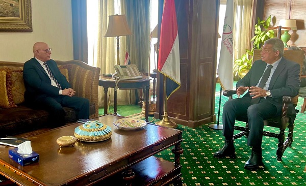 السفير خطابي يبحث خالد عبد العزيز سبل تعزيز التعاون بين المجلس الأعلى للإعلام والجامعة العربية