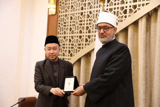 مفتي الجمهورية يستقبل وفدًا ماليزيًّا رفيع المستوى لبحث تعزيز التعاون الإفتائي وتدريب المفتين