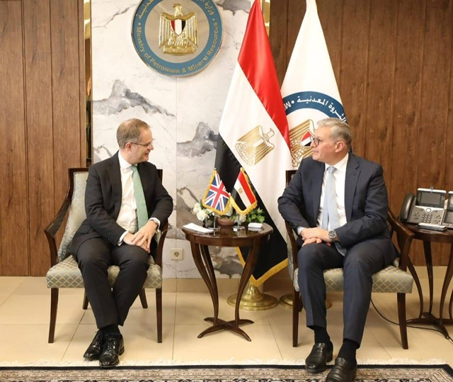 السفير البريطاني بالقاهرة يبحث مع وزير البترول تعزيز التعاون في مجالات الطاقة والتعدين