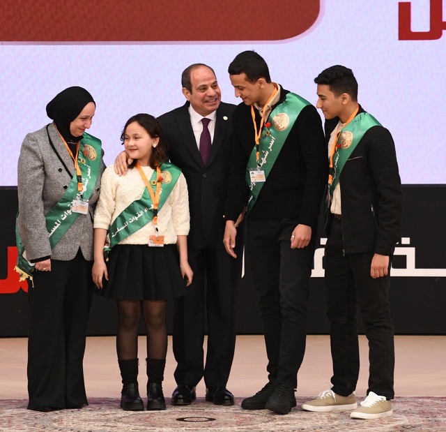 بالصور.. الرئيس السيسي يكرم أسر الشهداء والمصابين بالندوة التثقيفية الـ41 بمناسبة يوم الشهيد