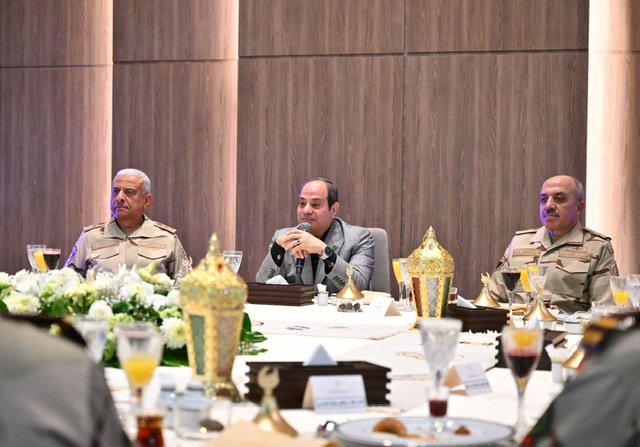 الرئيس السيسي يزور الأكاديمية العسكرية المصرية ويشارك الطلبة الإفطار في ذكرى العاشر من رمضان