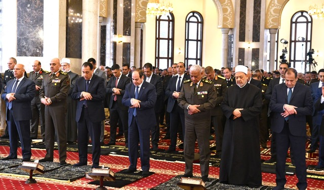 الرئيس السيسي يؤدي صلاة الجمعة بمسجد المشير ويبحث مع قادة القوات المسلحة قضايا الأمن القومي