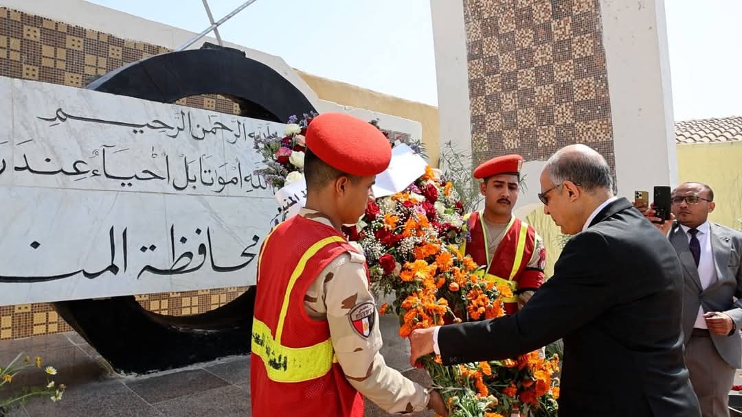 محافظ المنيا يضع إكليلاً من الزهور على النصب التذكاري بمناسبة العيد القومي 106