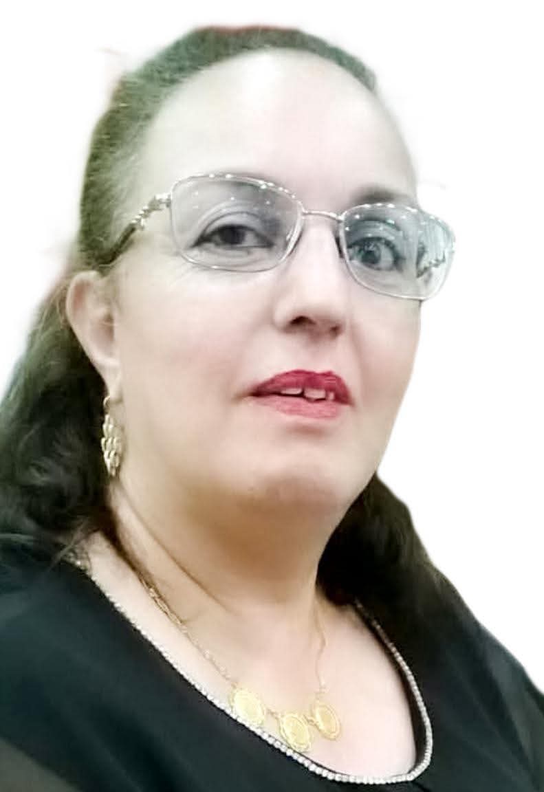 محافظ المنيا يهنئ السيدة سناء فؤاد من مطاى لفوزها بلقب الأم المثالية