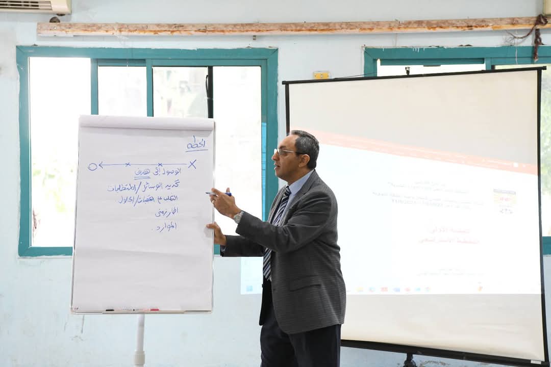 الحنين للماضى... محافظ قنا يحاضر الموظفين فى علم الإدارة والتخطيط واللامركزية 