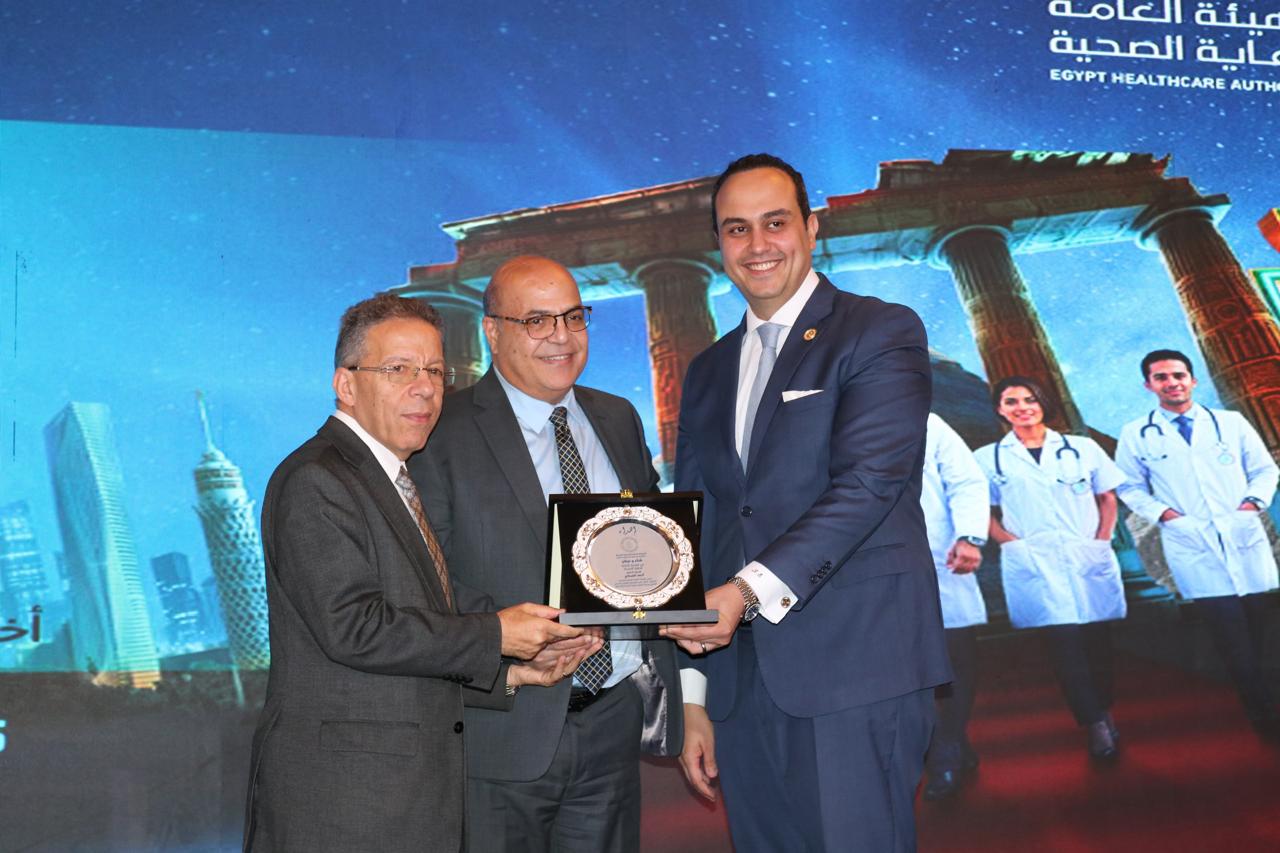 في يوم الطبيب المصري.. «السبكي» ونقيب الأطباء يكرمان رموز الطب في مصر تقديرًا لجهودهم

