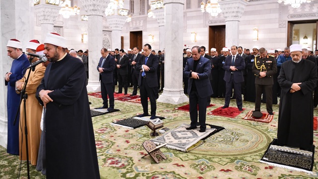 الرئيس السيسي يفتتح أعمال تجديد مسجد السيدة نفيسة ويؤدي صلاة الفجر