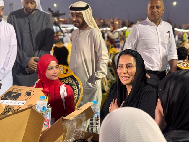 بالصور.. سفيرة الإمارات تشيد بكرم المصريين وتشارك 7 آلاف طفل يتيم الإفطار في القاهرة