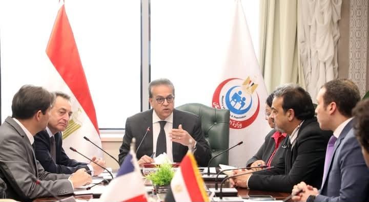 وزير الصحة يبحث مع السفير الفرنسي تعزيز التعاون الصحي ودعم المصابين الفلسطينيين

