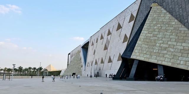 تعاون بين الجامعة الأمريكية بالقاهرة والمتحف المصري الكبير لتدريب المرشدين والمصورين