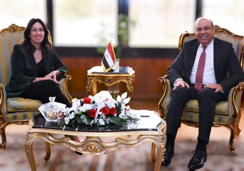 وزير الطيران يبحث مع مسئولي شركة مطارات أبوظبي التعاون في البنية التحتية وتطوير المطارات 