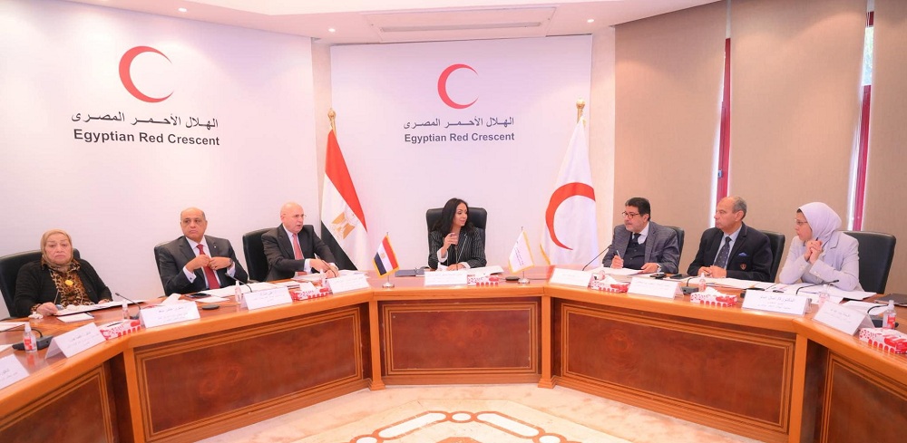 وزيرة التضامن تستعرض جهود الهلال الأحمر في مساعدة الأشقاء بغزة
