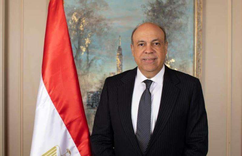 وزير الطيران يوجه رسالة تقدير للعاملات بوزارة الطيران بمناسبة عيد الأم
