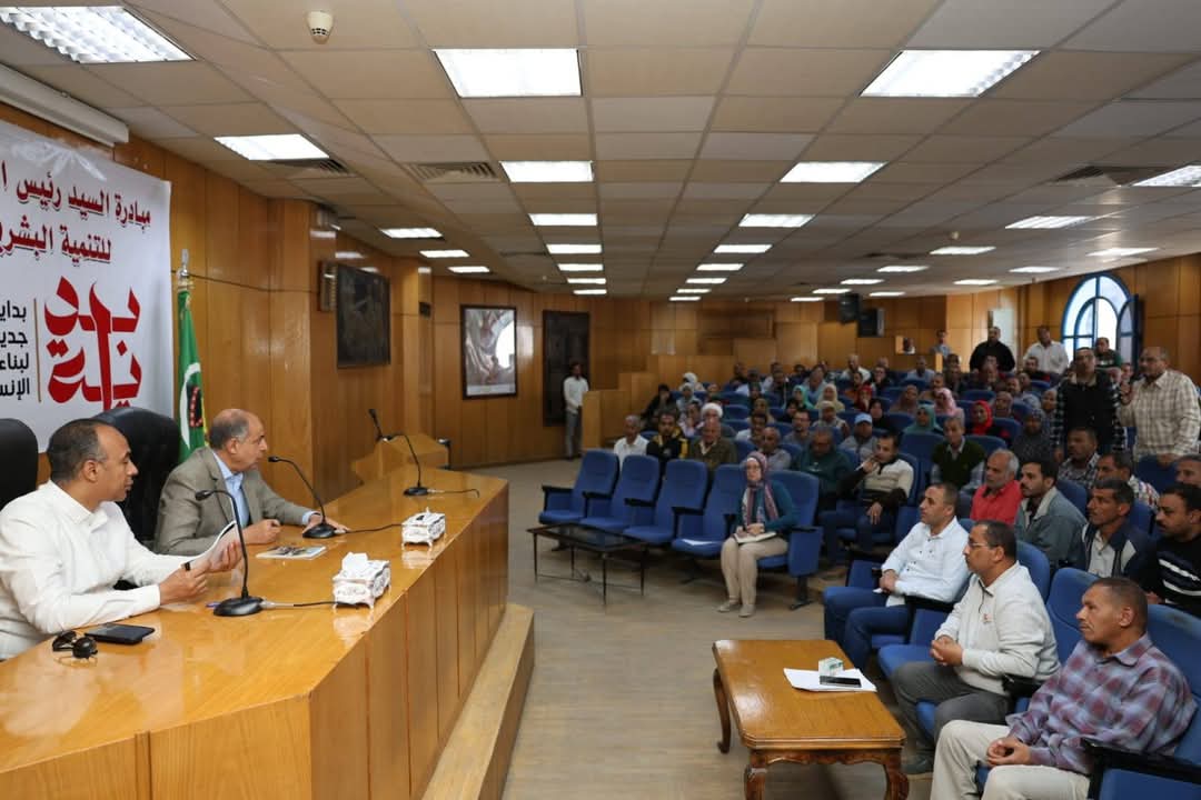 محافظ المنيا يعقد لقاء مع موظفى إدارتى الشئون الإدارية والمركبات بالديوان العام بهدف تطوير الأداء