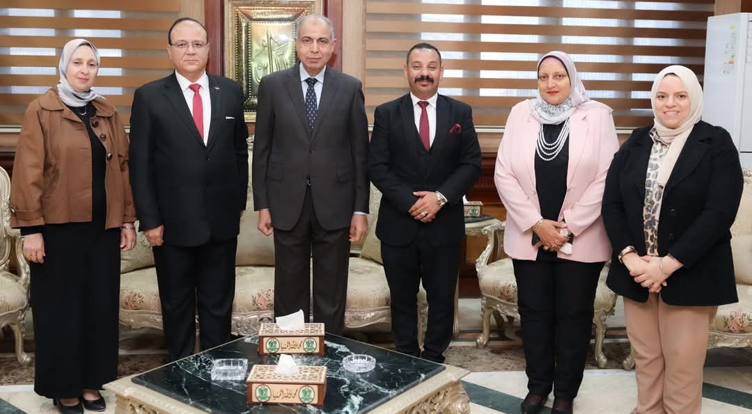 محافظ المنيا يلتقى وفد مدارس النيل الدولية