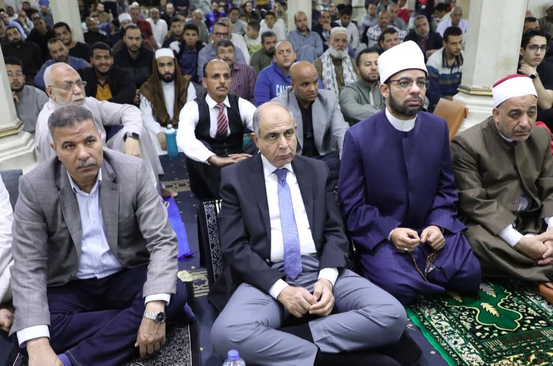 محافظ المنيا يشهد احتفالية مديرية الأوقاف بليلة القدر ويؤدي صلاة العشاء والتراويح بمسجد صلاح الدين