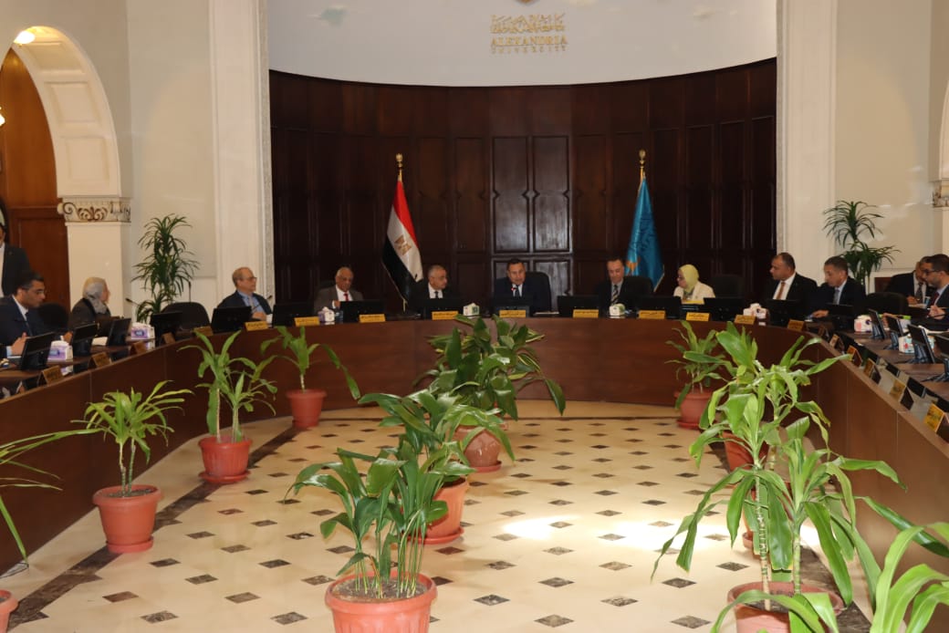 رئيس جامعة الإسكندرية يستعرض نتائج الزيارات الخارجية ويكرم العمداء لتفوق تخصصاتهم في تصنيف QS
