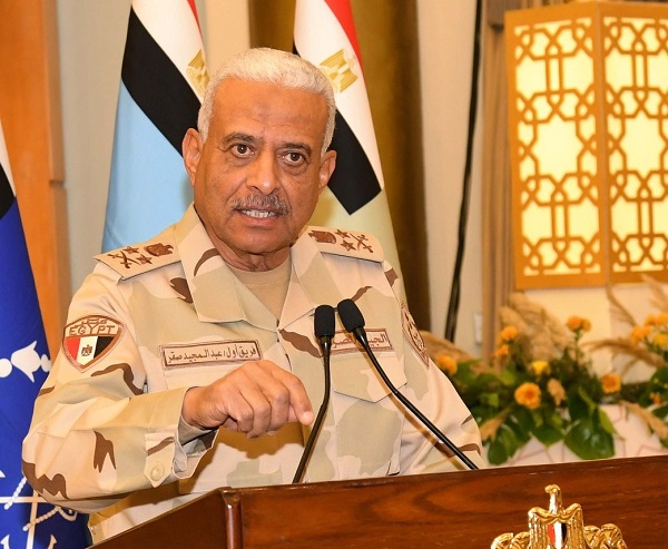 وزير الدفاع يؤكد على مقاتلي القوات الجوية ضرورة الحفاظ أعلى درجات الجاهزية والاستعداد القتالي