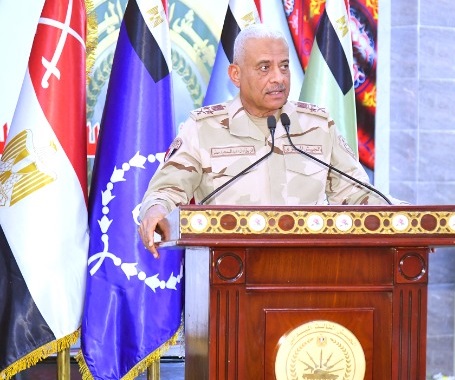 وزير الدفاع يتناول الإفطار مع مقاتلي الجيش الثالث ويشدد على الجاهزية والاستعداد القتالي