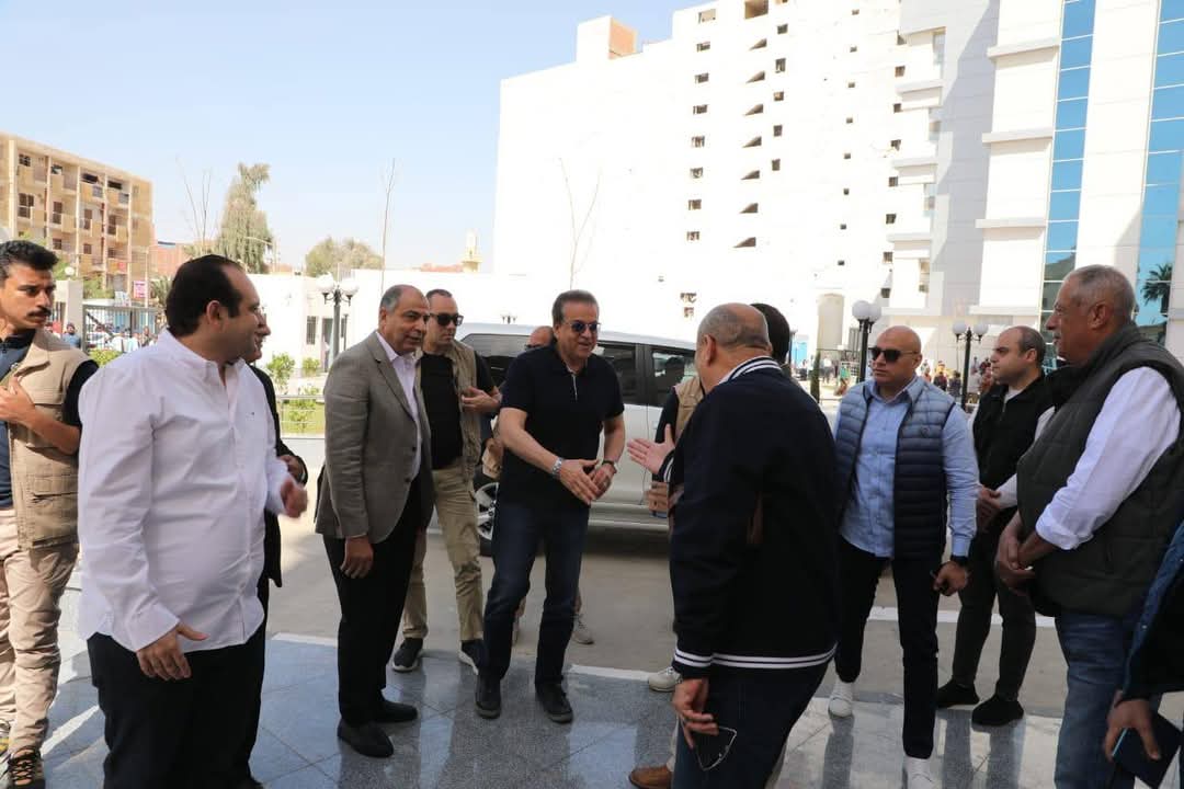 الدكتور خالد عبدالغفار، نائب رئيس مجلس الوزراء ووزير الصحة والسكان، خلال زيارته للمنشآت الطبية بالمنيا
