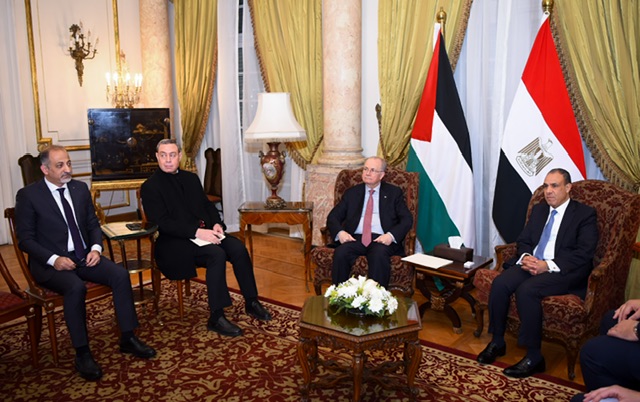وزير الخارجية يلتقي رئيس الوزراء الفلسطيني قبيل القمة العربية لبحث تطورات القضية الفلسطينية