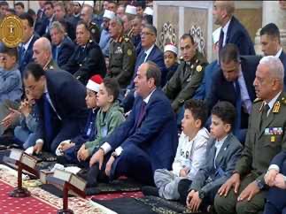 الرئيس السيسي يؤدي صلاة عيد الفطر ويشارك أبناء الشهداء احتفالات العيد