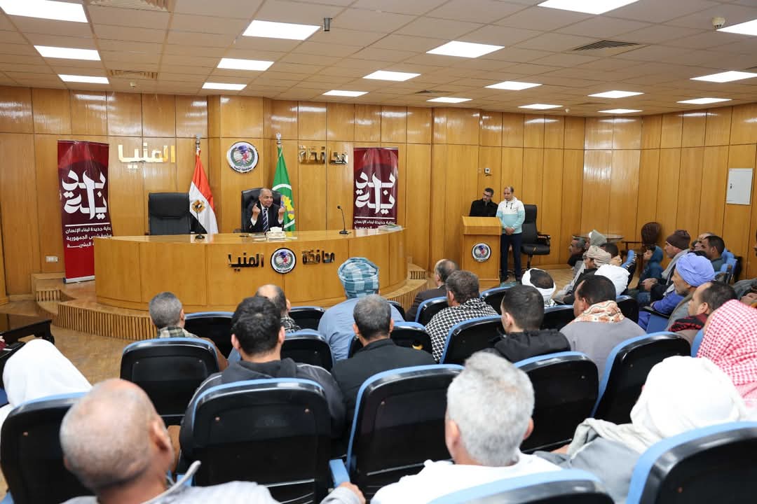 محافظ المنيا يسلم 72 عقداً جديداً  لتقنين أراضي أملاك الدولة