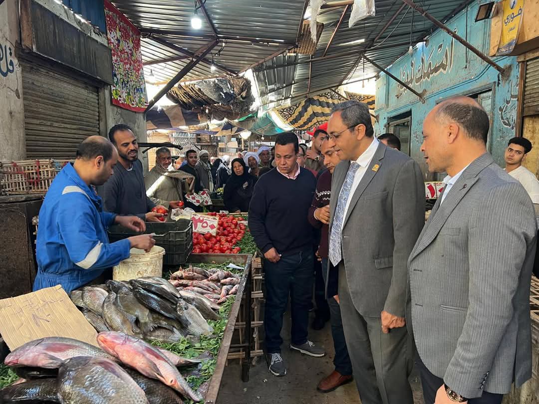 محافظ قنا يوجه بتشديد الرقابة وتحسين المظهر الحضاري في الأسواق

