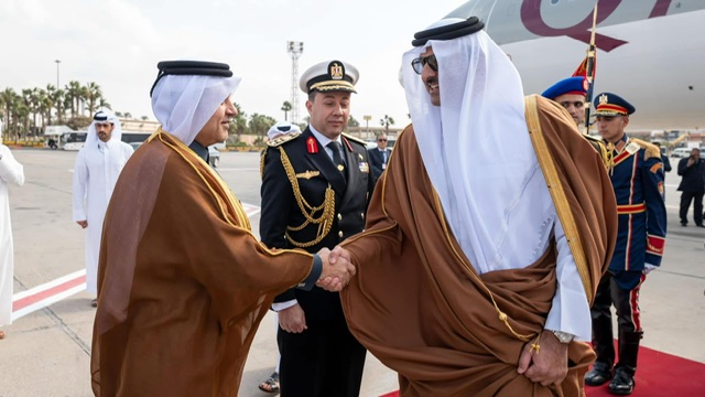 سفير الدوحة يستقبل أمير قطر لدى وصوله إلى القاهرة للمشاركة في القمة العربية 