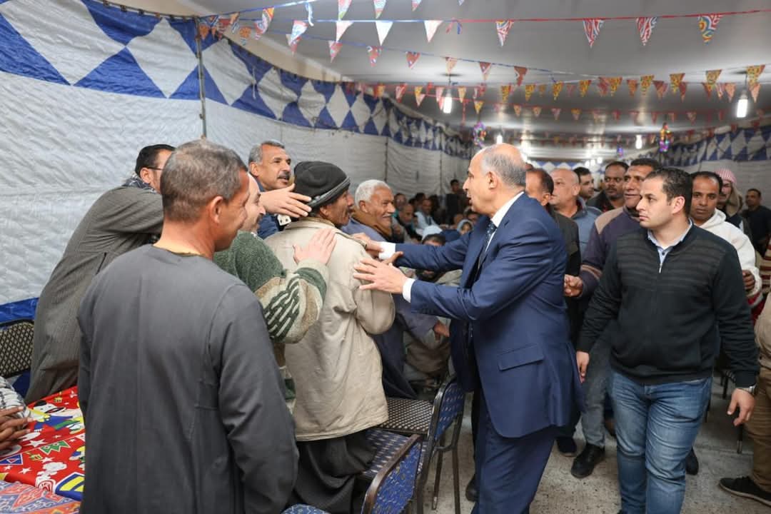 محافظ المنيا بين ضيوف المائدة الرمضانية.. وهتافات “تحيا مصر” تملأ الأجواء