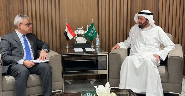 السفير المصري في الرياض يلتقي مع وزير الحج والعمرة السعودي


