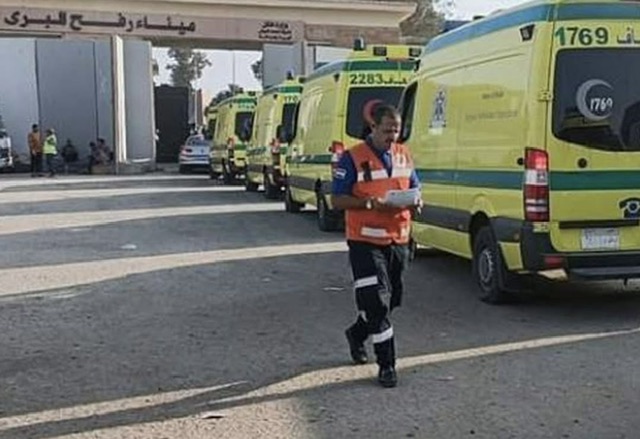 إدخال 40 مصابًا فلسطينيًا قادمين من قطاع غزة لتلقي العلاج