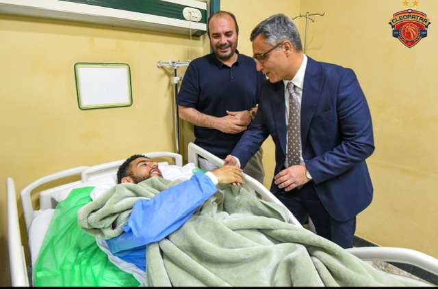 بالصور.. سفير الجزائر يطمئن على القندوسي ويشكر أبو العينين ونادي سيراميكا على الرعاية والدعم