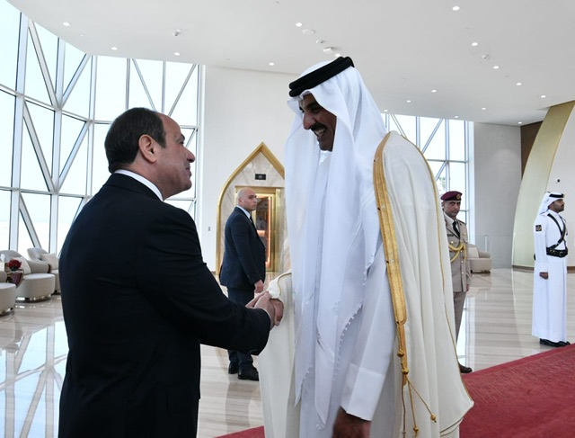 بالصور.. أمير قطر يتقدم مستقبلي الرئيس السيسي 