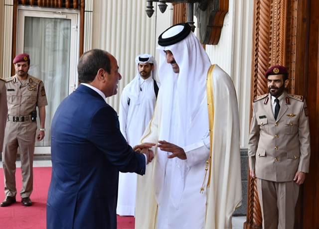 السيسي يغادر الدوحة متوجهاً إلى الكويت في محطة ثانية من جولته الخليجية