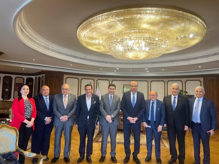 وزير الطيران يستقبل وفد جمعية رجال الأعمال المصريين لبحث إمكانية التعاون المشترك 