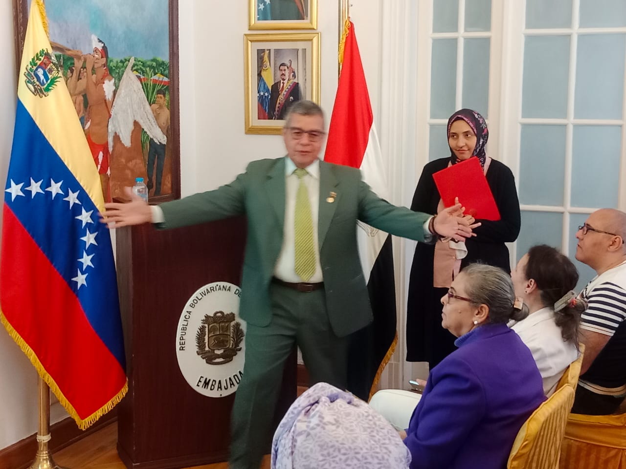 سفير فنزويلا يثني على هدية أحمد رضا ويؤكد: 