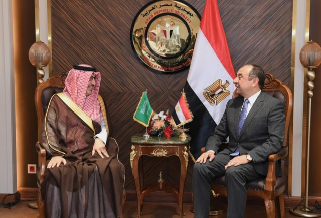 سفير السعودية  لدى مصر يلتقي وزير قطاع الأعمال