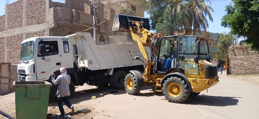 رفع ٦٠ طنا من التراكمات الترابية بالأقصر 

