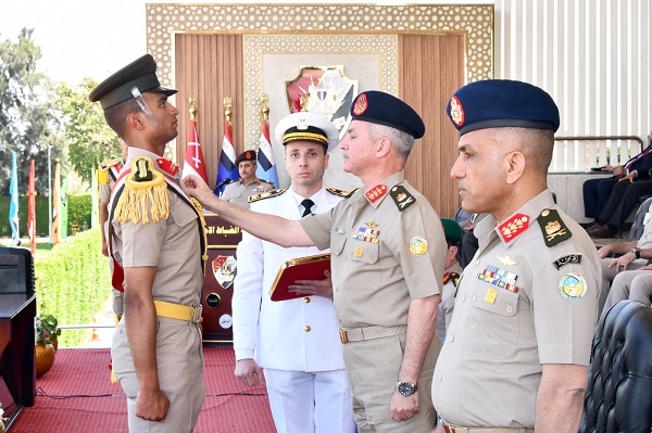 القوات المسلحة تحتفل بتخريج الدفعة 
