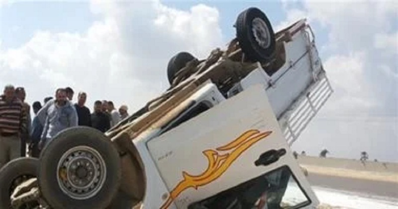 مصرع 7 عمال وإصابة 9 آخرين إثر انقلاب سيارة ربع نقل على طريق العلمين

