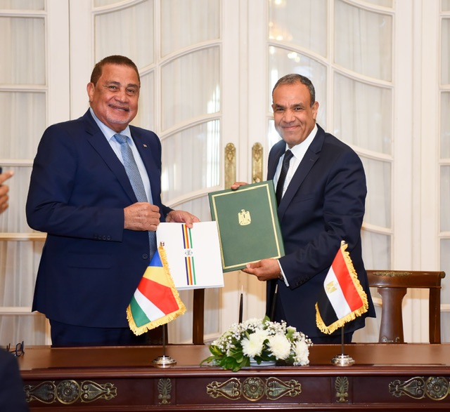 وزير الخارجية ونظيره السيشلي يوقعان مذكرة تفاهم للإعفاء المتبادل من تأشيرات الجوازات الرسمية



