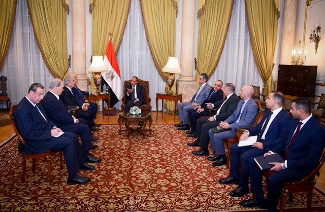 مصر تؤكد دعمها الكامل للفلسطينيين في لقاء مع وفد حركة فتح برئاسة الرجوب



