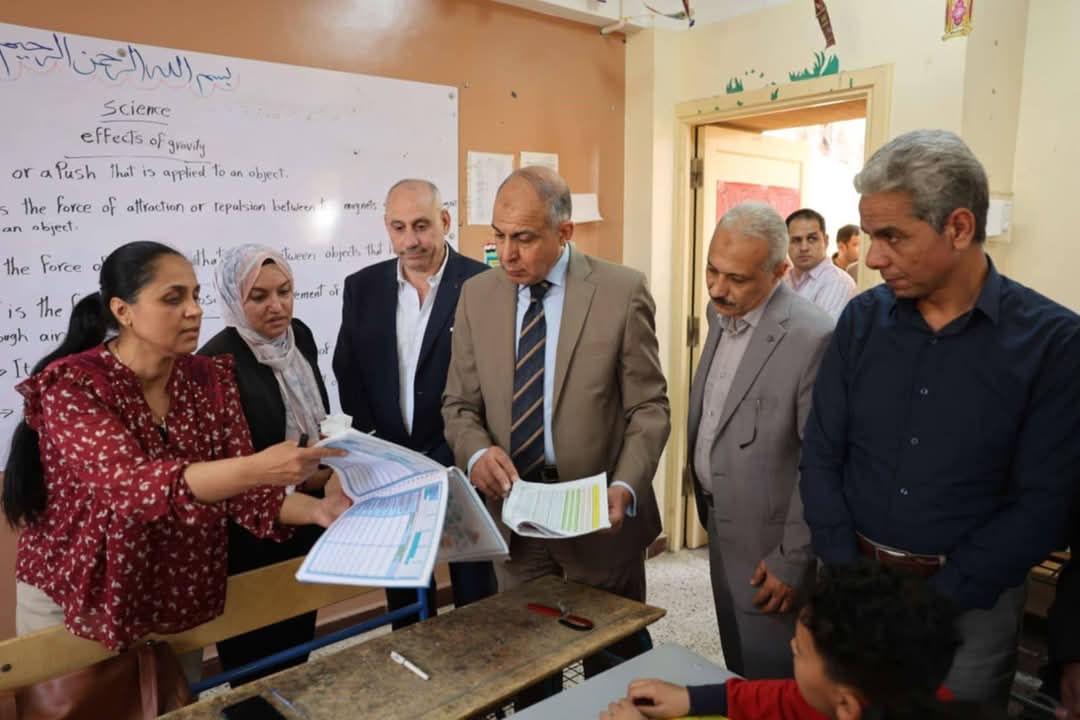 محافظ المنيا يُتابع انتظام العملية التعليمية ببنى مزار