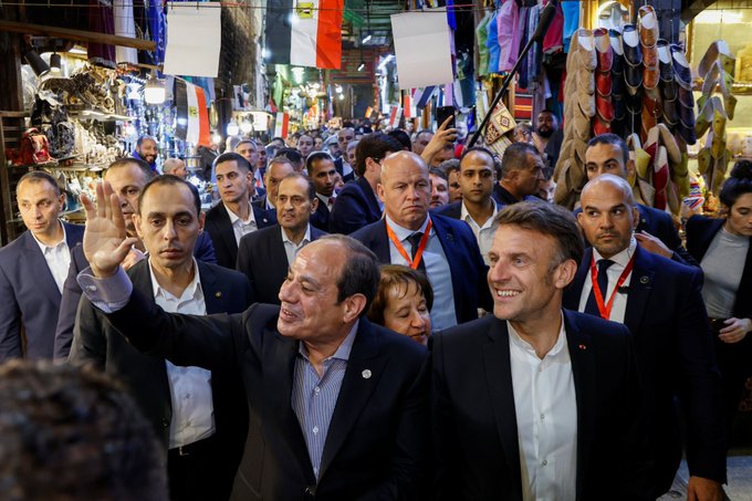 ننشر صور الرئيس الفرنسى في جولته داخل خان الخليلي بالقاهرة 