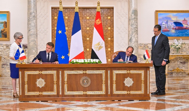 السيسي وماكرون يعلنان رفع العلاقات بين مصر وفرنسا إلى شراكة استراتيجية 

