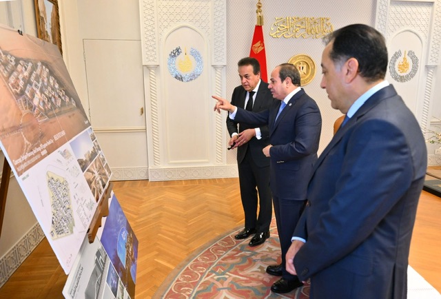 الرئيس السيسي يوجّه بسرعة تنفيذ التأمين الصحي الشامل وتوسيع مشروع بناء الإنسان في المحافظات