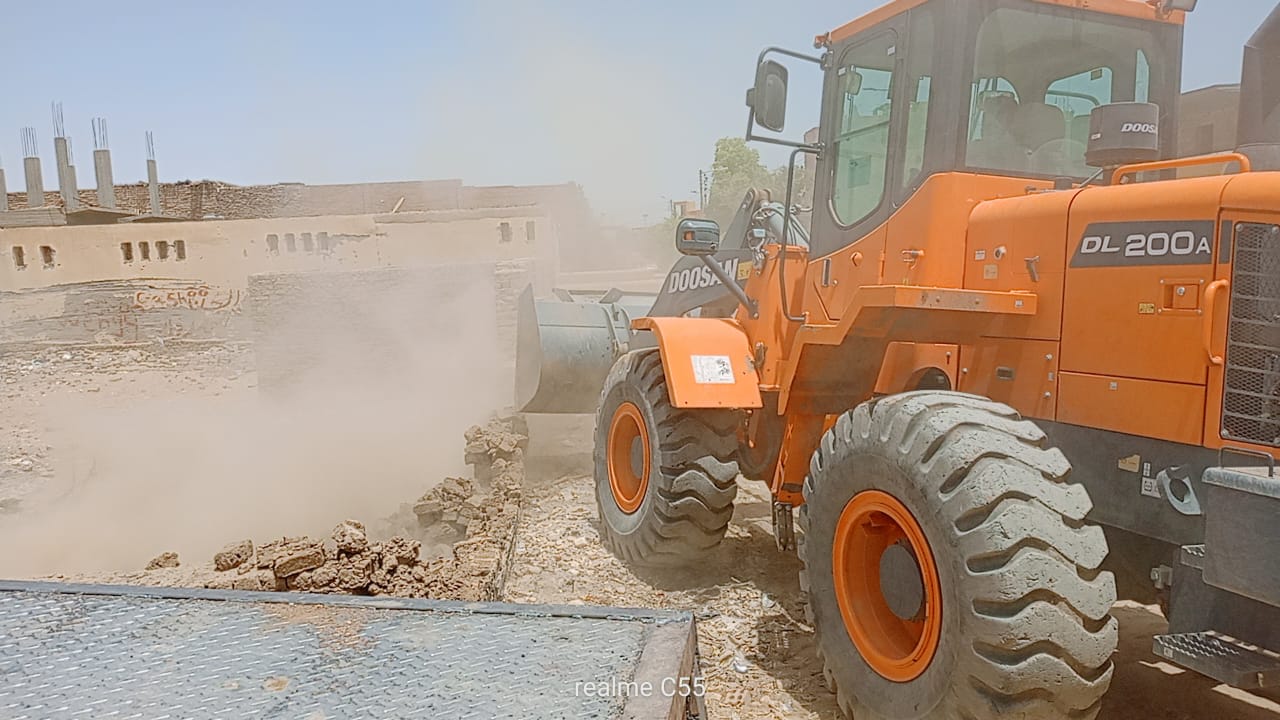 تنفيذ إزالة ٢٧ حالة تعدى علي أراضي أملاك دولة بالأقصر 

